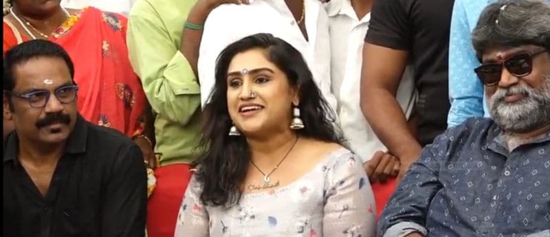 విషయంలోకి వెళితే 2కే అళగనాదు కాదల్ అనే చిత్రంలో వనిత హీరోయిన్గా నటిస్తున్నారు. ఇక ఈ చిత్రంలో హీరో ఎవరో తెలిస్తే షాక్ అవుతారు.