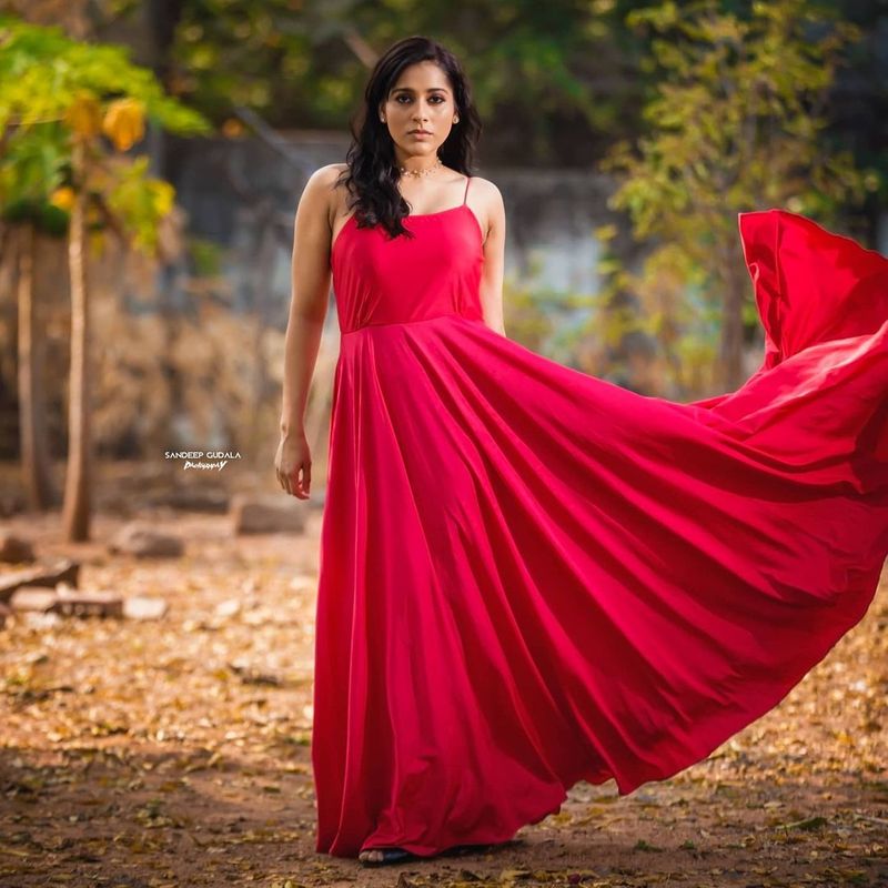 అదిరిపోయే డ్రెస్ లో రష్మిక అందాలు రెట్టింపు కాగా, ఆమె కొంటె చూపు మరింత రెచ్చగొట్టేలా ఉంది.