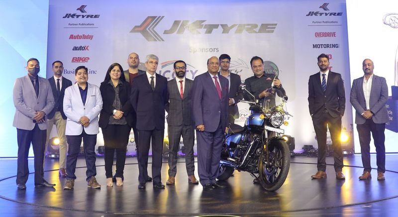 <p>ಇಂಡಿಯನ್ ಮೋಟಾರ್ಸೈಕಲ್ ಆಫ್ ದಿ ಇಯರ್ 2021' ಪ್ರಶಸ್ತಿಯನ್ನು ರಾಯಲ್ ಎನ್ಫೀಲ್ಡ್ ಮೀಟಿಯಾರ್ 350 ಗೆದ್ದುಕೊಂಡು ದ್ವಿಚಕ್ರ ವಾಹನ ವಿಭಾಗದಲ್ಲಿ ವಿಜೇತನಾಗಿ ಹೊರಹೊಮ್ಮಿತು.</p>