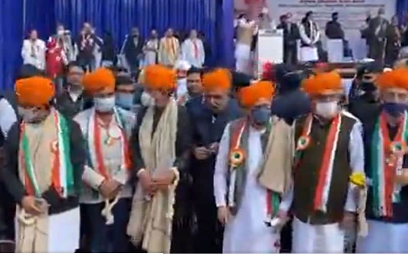 <p>ಕಳೆದ ವರ್ಷ ಆಗಸ್ಟ್ ತಿಂಗಳಲ್ಲಿ ಕಾಂಗ್ರೆಸ್ ಅಧ್ಯಕ್ಷೆ ಸೋನಿಯಾ ಗಾಂಧಿಗೆ ಹಿರಿಯ ನಾಯಕರು ಪತ್ರ ಬರೆದು ಅಸಮಾಧಾನ ತೋಡಿಕೊಂಡಿದ್ದರು. ಆದರೆ ಇಲ್ಲೀವರೆಗೆ ಹಿರಿಯ ನಾಯಕರ ಅಹವಾಲನ್ನು ಕಾಂಗ್ರೆಸ್ ಕೇಳಿಲ್ಲ.</p>