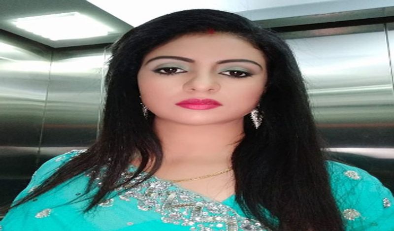 हसीन जहां ने इंस्टाग्राम अकाउंट पर साड़ी में जो तस्वीर पोस्ट की, उसमें वो बेहद खूबसूरत नजर आ रही हैं। हसीन जहां ने लाइट ब्लू रंग की साड़ी पहन रखी है, जिसमें लोगों का ध्यान उनकी मांग में पड़े सिंदूर ने खींचा। हसीन जहां ने तस्वीर के साथ कैप्शन दिया- सब्र की उंगली पकड़ कर हम इतना चले कि रास्ते हैरान रह गए। 