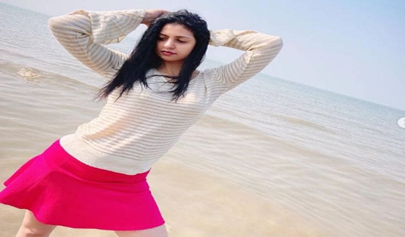 हसीन जहां ने लोगों से मिली प्रतिक्रिया को इग्नोर करते हुए तुरंत बाद अपने वीकेंड मस्ती की फोटोज भी शेयर कर दी। इसमें हसीन जहां पिंक रंग की छोटी स्कर्ट में समुद्र पर मस्ती करती नजर आई। इस तस्वीर पर भी लोगों ने काफी कमेंट किये। 