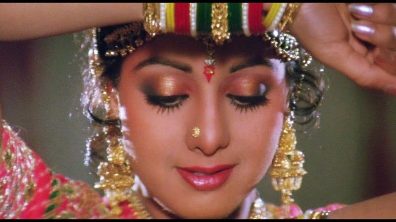 అతిలోక సుందరి శ్రీదేవి దాదాపు ఐదు దశాబ్దాల పాటు ఇండియన్ సినిమాని శాషించారు. స్టార్ హీరోలను మించిన స్టార్ డమ్తో ఓ వెలుగు వెలిగారు. కట్టిపడేసే అందం, మంత్రముద్ధుల్ని చేసే క్యూట్నెస్, అద్భుతమైన అభినయం ఆమెని తిరుగులేని సినీ రాకూమారిని చేసింది.