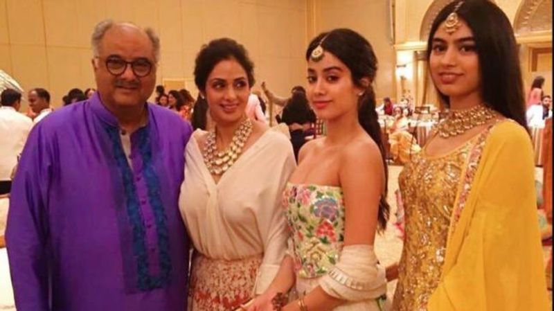 వీరికి ఇద్దరు కూతుళ్లు జాన్వీ కపూర్, ఖుషీ కపూర్ ఉన్నారు. జాన్వీ కపూర్ హీరోయిన్గా రాణిస్తున్న విషయం తెలిసిందే. శ్రీదేవితో బోనీ కపూర్ `మిస్టర్ ఇండియా`, `రూప్ కీ రాణి రోరోం కా రాజా`, `మామ్` వంటి హిట్ సినిమాలు చేశారు. శ్రీదేవి 2018లో దుబాయ్లో ఓ హోటల్లో ప్రమాదవశాత్తు బాత్టబ్లో పడి కన్నుమూసిన విషయం తెలిసిందే. కానీ ఆమె మరణం మిస్టరీగానే మిగిలిపోయింది.
