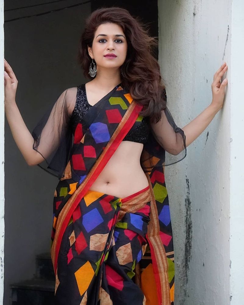 శ్రద్ధా దాస్ హాట్ ఫోటోలు.