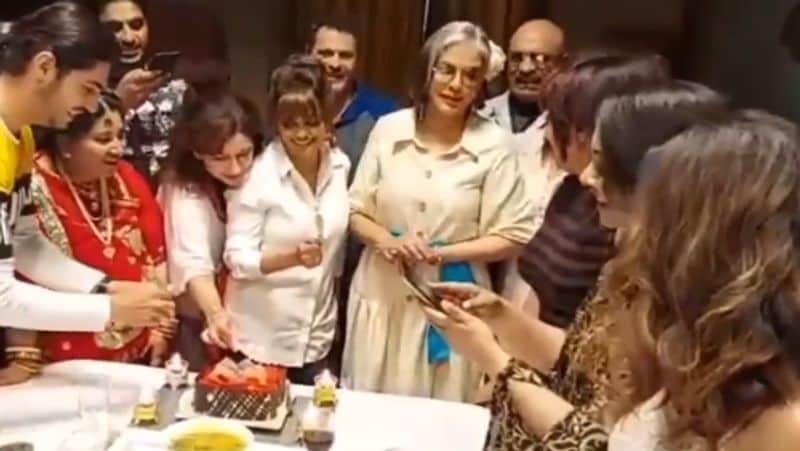 इसके बाद दोनों का ब्रेकअप हो गया। 1985 में जीनत ने मजहर खान से दूसरी शादी की जिसमें भी उन्हें प्रताड़ना के अलावा कुछ नहीं मिला। मजहर भी बात-बात पर उनकी पिटाई करते थे जिससे परेशान होकर जीनत ने मजहर से तलाक लेने की सोची। हालांकि, दोनों का तलाक हो पाता इससे पहले ही मजहर दुनिया छोड़कर चले गए। बता दें कि मजहर और जीनत के दो बेटे हैं।