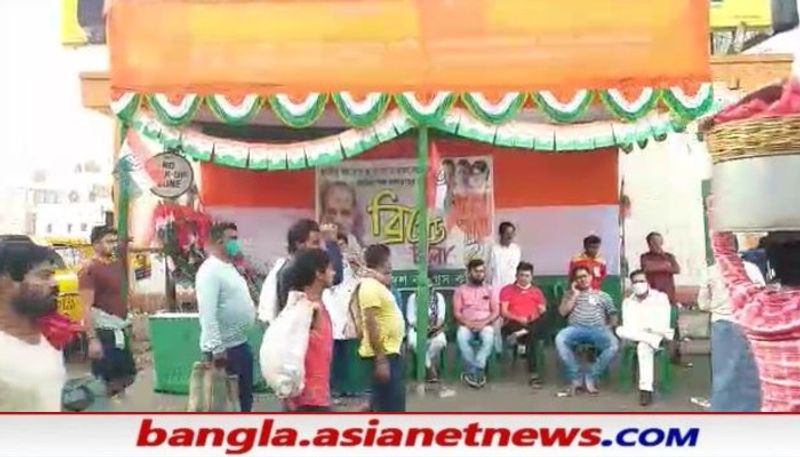 <p><br />
আব্বাস শিবির ডেডলাইন দিয়েছিল ব্রিগেড সমাবেশের আগে ২৭ ফেব্রুয়ারি পর্যন্ত। তার মধ্যে জোটে আসন ছাড়া নিয়ে কংগ্রেসকে নিজের অবস্থানের কথা জানিয়ে দিতে বলা হয়েছিল ইন্ডিয়ান সেক্যুলার ফ্রন্টের তরফে। যা ব্রিগেডের আগের রাতে হয়নি।<br />
</p>