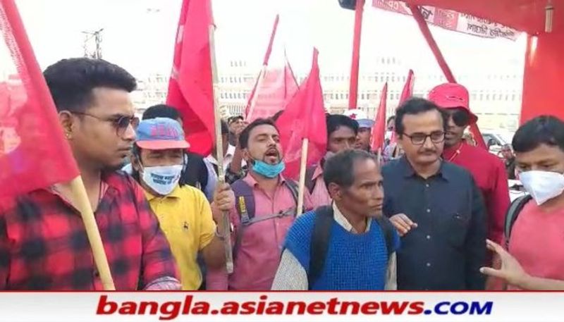 <p> তবে আসন রফা অধরা রেখেই এদিন ব্রিগেড সমাবেশে বামেদের সঙ্গে থাকবে কংগ্রেস ও আব্বাস সিদ্দিকর আইএসএফ। সেই জায়গা থেকে আজকের সমাবেশ তাৎপর্য রাখছে।</p>