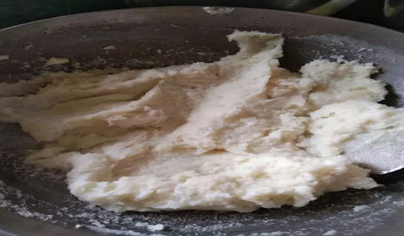 अब इस उबलते दूध में घी और सूजी डाल दें। इसे चलाकर गाढ़ा कर लें।
