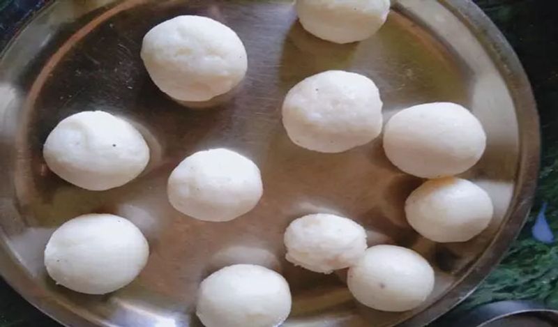 अब इस मिश्रण को ठंडा कर लें। जब ये अच्छे से ठंडा होजाए, तो इसे हाथों से गूंद लें। अब इनकी छोटी-छोटी लोइयां बना लें।
