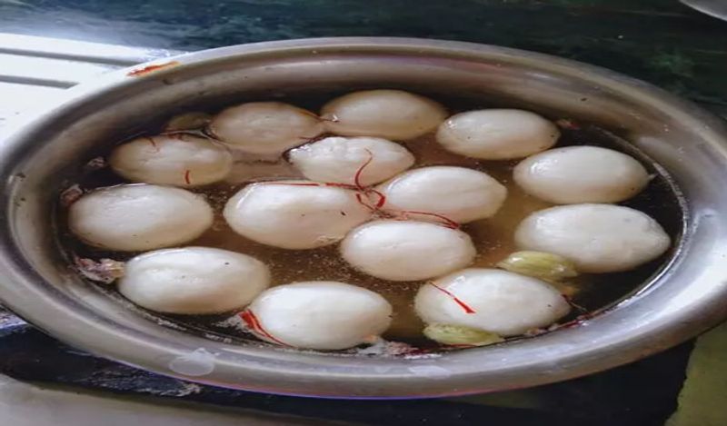  जब चाशनी खौल जाए तो उसमें तैयार रसगुल्ले डाल दें। इसे 5 से 10 मिनट के लिए उबालें। 