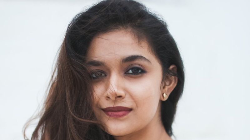 
சூப்பர் ஸ்டார் ரஜினிகாந்த் நடித்து வரும் அண்ணாத்த படத்தில் கீர்த்தி சுரேஷ் நடித்து வருகிறார். இந்த படத்தில் கீர்த்தி சுரேஷ் ரஜினிக்கு தங்கையாக நடித்து உள்ளதாக கூறப்படுகிறது. 