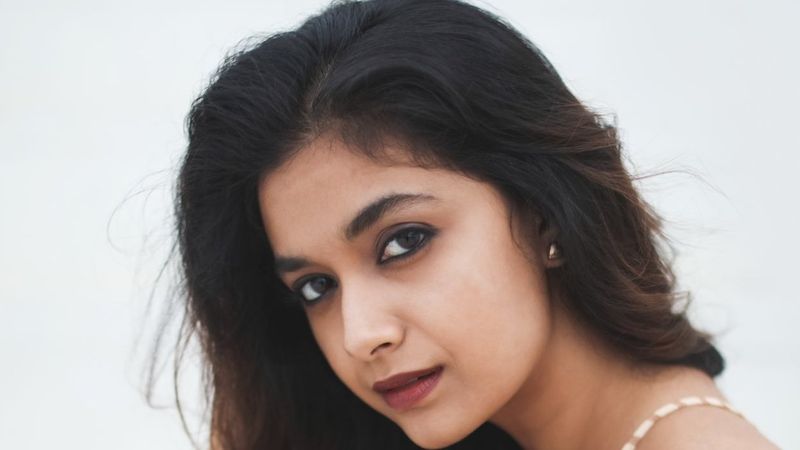 
கொழு, கொழு லுக்கில் இருந்து ஸ்லிம் லுக்கிற்கு மாறியுள்ள கீர்த்தி சுரேஷ் இப்போது எந்த உடையாக இருந்தாலும் அதற்கு கச்சிதமாக பொருந்துகிறார். 