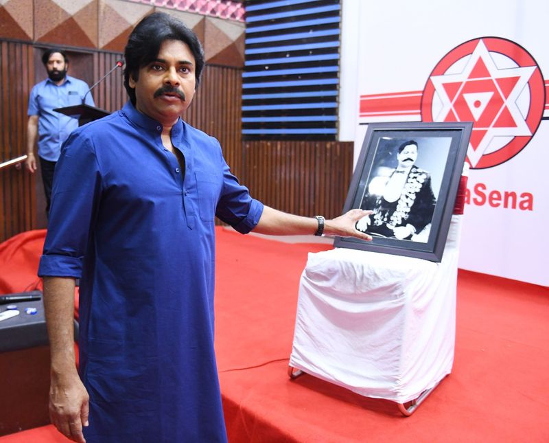 ''బలమైన మస్తిష్కంతో పాటు బలమైన శరీరం ఉండటం చాలా అవసరం. శారీరక దారుఢ్యం ఉంటే ఎలాంటి సమస్యలనైనా ఎదుర్కోవడానికి ధైర్యం ఉంటుంది. సగటు భారతీయుడు, ముఖ్యంగా తెలుగువారు గురు పరంపరతో అభ్యసించే యుద్ధ విద్యలను ప్రోత్సహించాలి. జనసేన ప్రభుత్వం వస్తే ప్రాచీన యుద్ధ విద్యలను ప్రోత్సహిస్తాం'' అని హామీ ఇచ్చారు.