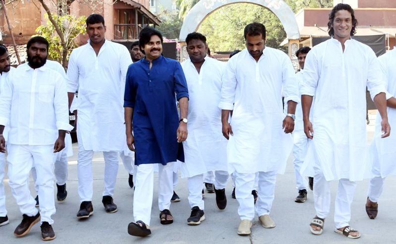 ''జనసేన నాయకులు, జనసైనికులను యుద్ధ విద్యలను ప్రోత్సహించమని కోరుతున్నాను. మీ పిల్లలను కూడా యుద్ధ విద్యలను అభ్యసించడానికి పంపించండి. సమాజం ధైర్యంగా ఉండాలి. మనం ధైర్యంగా లేకపోతే రౌడీలు, అవినీతిపరులు రాజ్యాలు ఏలుతారు. మానసిక దారుఢ్యంతో పాటు శారీరక దారుఢ్యాన్ని పెంపొందించుకుంటే అవినీతిపై పోరాటం చేయడానికి శక్తి వస్తుంది. ఒక పద్దతి, క్రమశిక్షణ అలవడుతుంది'' అన్నారు.