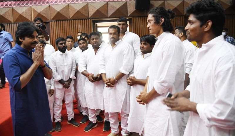 ''నా సినిమా కోసం (దర్శకుడు క్రిష్ దర్శకత్వంలో ఎ.ఎమ్. రత్నం నిర్మిస్తున్న చిత్రం) ఉత్తర ప్రదేశ్, హర్యానా, మహారాష్ట్ర నుంచి వచ్చిన వీళ్లందరికి కృతజ్ఞతలు. మీరు అందించిన స్ఫూర్తితో భవిష్యత్తులో ప్రతి గ్రామం నుంచి మల్లయోధులు రావాలి. భారతదేశంలో బలమైన సమాజం పునర్నిర్మాణానికి మన తెలుగు వారు కూడా కృషి చేయాలని కోరుకుంటున్నాను'' అని పవన్ పిలుపునిచ్చారు.