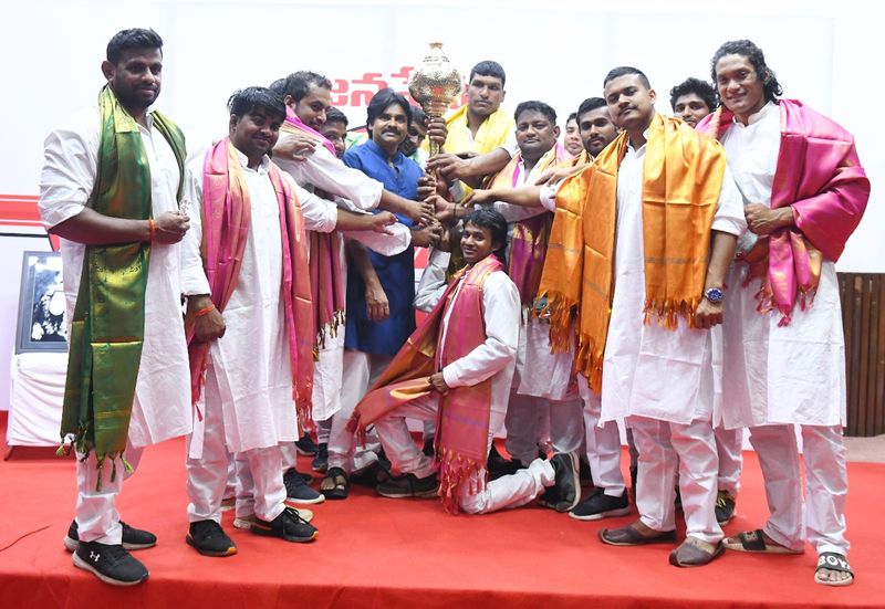 ఉత్తరప్రదేశ్, హర్యానా, మహారాష్ట్ర నుంచి వచ్చిన 16 మంది మల్లయోధుల బృందాన్ని పవన్ కళ్యాణ్ సత్కరించారు. ప్రతి ఒక్కరిని పేరు పేరునా ఆత్మీయంగా పలకరించి శాలువా కప్పి, వెండి హనుమంతుడి విగ్రహాన్ని బహూకరించారు. తెలుగు మల్లయోధుడు కోడి రామ్మూర్తి నాయుడు గొప్పతనాన్ని వారికి వివరించారు. శ్రీకాకుళం జిల్లా మారుమూల పల్లెలో పుట్టిన ఆయన ప్రపంచ ప్రఖ్యాత యోధుడుగా ఎలా ఎదిగారు, దేశవిదేశాల్లో సాహస కృత్యాలు చేసే స్థాయికి ఎలా చేరుకున్నారో వారికి తెలియజేశారు. చివరగా మల్లయోధుల బృందానికి గదను బహుమతిగా అందించారు.