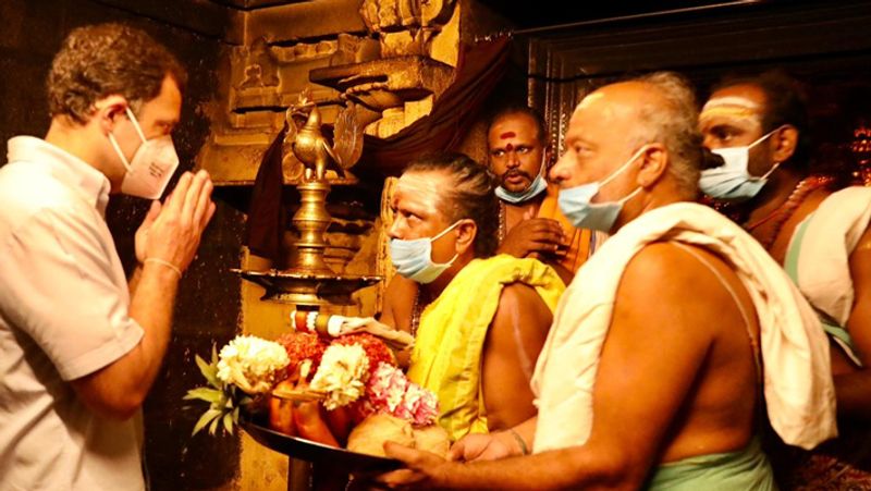 इससे पहले राहुल गांधी ने तिरुनेलवेली के अरुलमिगु नेल्लईप्पर मंदिर में पूजा की। इस दौरान राहुल गांधी तमिलनाडु में पारंपरिक परिधान में नजर आए। उन्होंने साफा भी पहना। 
