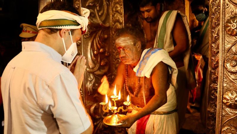 राहुल गांधी ने कहा, समाज महिलाओं को सम्मान और उनका सशक्तिकरण किए बिना सफल नहीं हो सकता। शिक्षा सिर्फ अमीरों के लिए नहीं सभी के लिए होनी चाहिए। हम सत्ता में आएंगे तो गरीबों को छात्रवृत्ति देंगे और महिलाओं की शिक्षा तक पहुंच बढ़ाएंगे। (तिरुनेलवेली के अरुलमिगु नेल्लईप्पर मंदिर में राहुल गांधी।)