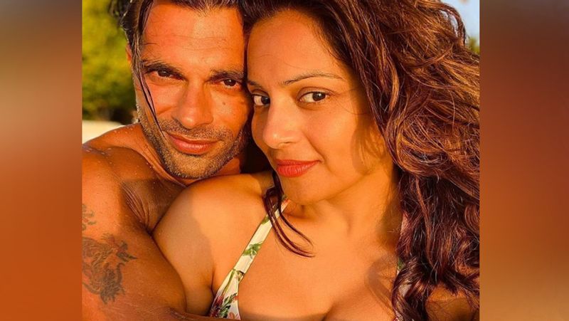 <p>৩৯-এ পা দিলেন বলি অভিনেতা করণ সিং গ্রোভার। জন্মদিনটা একটু স্পেশ্যাল করে তুলতেই বাড়িতে নয়, বরং নীল জলরাশি পছন্দ মাংকি লাভার-দের। </p>