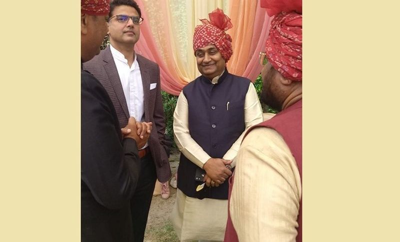 विधानसभा चुनाव के बाद पहली बार दिखे थे नेता
बता दें कि शनिवार को गहलोत और पायलट किसान सम्मेलन में शामिल होने के लिए बीकानेर के डूंगरगढ़ और चित्तौड़ के मातृकुंडिया के लिए पहुंचे हुए थे। बता दें कि यह राजस्थान विधानसभा चुनाव के बाद पहला मौक है जब दोनों ने नेता एक साथ रैली के दिए थे। वहीं विपक्षी नेता आरोप लगा रहे हैं कि यह सब राज्य में होने जा रहे उपचुनाव के चलते दिखाया जा रहा है। जबकि दोनों के बीच कुछ ठीक-ठाक नहीं चल रहा है।
