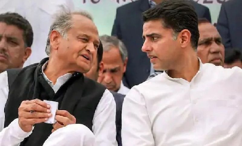बता दें कि गहलोत जहां कुर्ते-पायजामे में नजर आने वाले हैं तो वहीं सचिन पायलट कोट और पैंट में दिखाई दे रहे हैं।