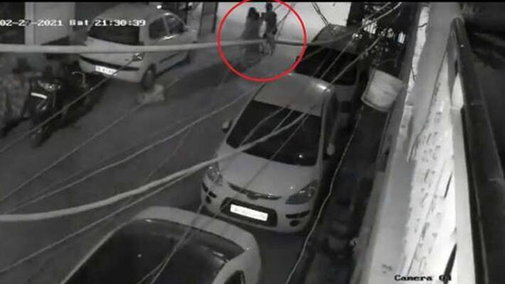 Chain Snatcher attacked on woman from knife in Delhi, died during treatment kpa Chain Snatcher attacked on woman from knife in Delhi, died during treatment kpa