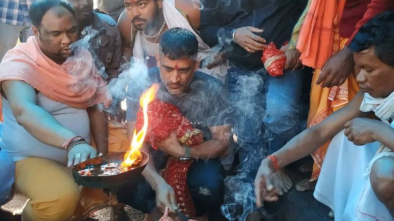 <p>ধোনি অবশ্য তার ভক্তদের নিরাশ করেননি। ভক্তদের সঙ্গে মন্দিরে ঢোকার পাশাপাশি বেশ কয়েকটি ছবিও তুলেছেন ফ্যানেদের সঙ্গে। ধোনি কাছ থেকে পেয়ে খুশি সকলেই।</p>