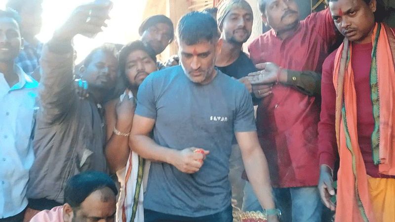 <p>যে কোনও বড় প্রতিযোগিতায় খেলতে যাওয়ার আগে ধোনির মন্দিরে পুজো দিতে যাওয়ার ছবি নতুন নয়। মাঝেমধ্যেই এই দেউরি মন্দিরে গিয়ে পুজো দিয়ে আসেন ধোনি।<br />
</p>