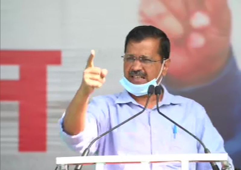 फ़ैक्ट-चेक
क्या दिल्ली में बनने वाली टीचर्स यूनिवर्सिटी देश की सबसे पहली यूनिवर्सिटी है? इस दावे का सच जानने के लिए हमने जांच शुरू की। गूगल सर्च से मालूम हुआ कि दिल्ली से पहले भी देश के कई शहरों में टीचर्स यूनिवर्सिटी बनाई गई है जिनका लक्ष्य शिक्षक तैयार करना है। गुजरात की राजधानी गांधीनगर में इंडियन इंस्टिट्यूट ऑफ़ टीचर एजुकेशन (IITE) है. इस इंस्टिट्यूट की स्थापना साल 2010 में गुजरात के तत्कालीन मुख्यमंत्री नरेंद्र मोदी ने की थी। ये इंस्टिट्यूट बैचलर, मास्टर और रीसर्च कोर्स चलाता है।