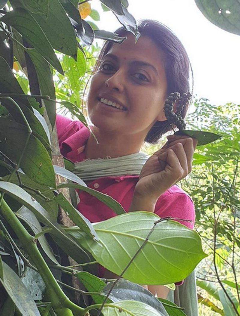 ഇതാണ് ഞങ്ങളുടെ കുരുമുളക് കൊടിയെന്ന് അനുശ്രീ ഫോട്ടോയ്ക്ക് ക്യാപ്ഷനായി എഴുതിയിരിക്കുന്നു.
