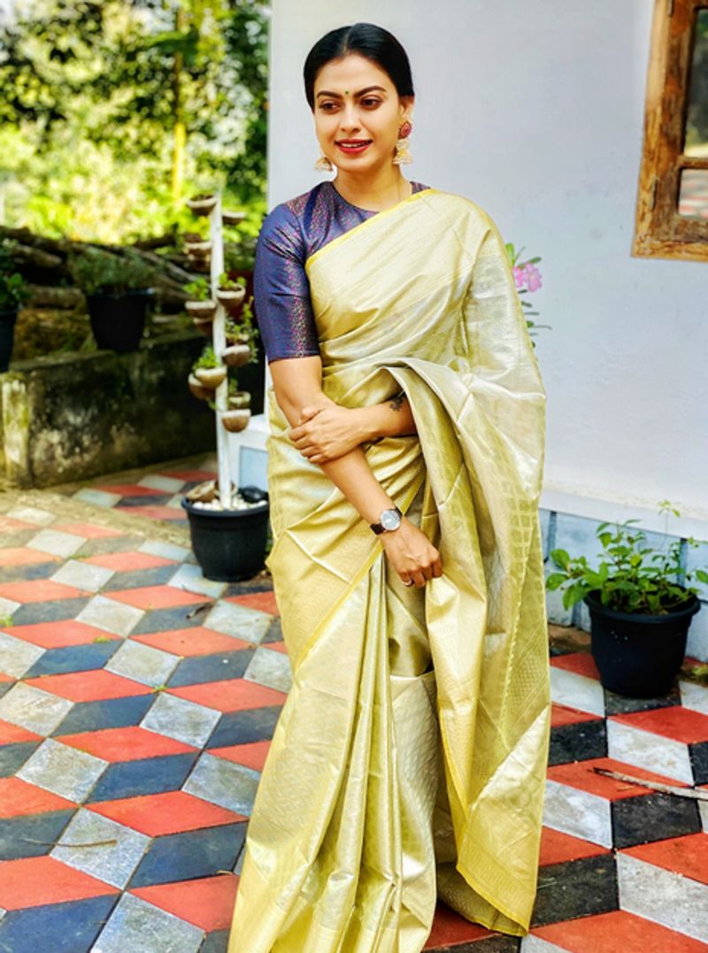 ഞങ്ങൾ വളർത്തും മുളകെല്ലാം ഞങ്ങടെതാകും പൈങ്കിളിയെയെന്നും അനുശ്രീ പറയുന്നു.
