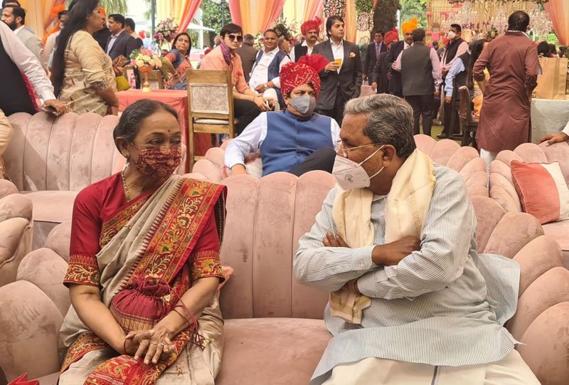 <p>ಈ ವೇಳೆ ಮಾತನಾಡಿದ ಸಿದ್ದರಾಮಯ್ಯ, ಇವತ್ತು ಮದುಗೆ ಬಂದಿದ್ದೇನೆ, ಯಾವುದೇ ನಾಯಕರನ್ನ ಇವತ್ತು ಭೇಟಿ ಮಾಡೋದಿಲ್ಲ. ಹಾಗೇ ಮೈಸೂರು ಪಾಲಿಕೆ ಚುನಾವಣೆ ವಿಚಾರದ ಬಗ್ಗೆಯೂ ಪಾರ್ಟಿಯ ಒಳಗಡೆ ಮಾತನಾಡುತ್ತೇನೆ, ಇಲ್ಲೆಲ್ಲ ಮಾತಾಡಲ್ಲ ಎಂದು ಹೇಳಿದರು.</p>