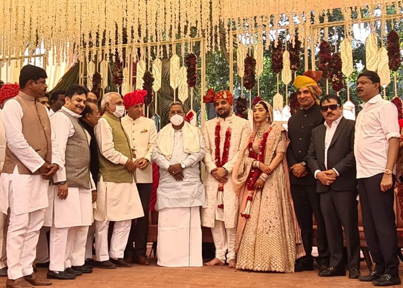 <p>ಕರ್ನಾಟಕ ಕಾಂಗ್ರೆಸ್ ಉಸ್ತುವಾರಿ, ಎಐಸಿಸಿ ಪ್ರಧಾನ ಕಾರ್ಯದರ್ಶಿ ರಣದೀಪ್ ಸಿಂಗ್ ಸುರ್ಜೆವಾಲ ಅವರ ಪುತ್ರ ಅರ್ಜುನ್ ಮತ್ತು ಐಶ್ವರ್ಯ ವಿವಾಹ ಇಂದು (ಭಾನುವಾರ) ದೆಹಲಿಯಲ್ಲಿ ಅದ್ಧೂರಿಯಾಗಿ ನಡೆಯಿತು. ಈ ಕಾರ್ಯಕ್ರಮದಲ್ಲಿ ಮಾಜಿ ಸಿಎಂ ಸಿದ್ದರಾಮಯ್ಯ ಭಾಗಿಯಾಗಿ ನವಜೋಡಿಗೆ ಶುಭ ಹಾರೈಸಿದರು.</p>