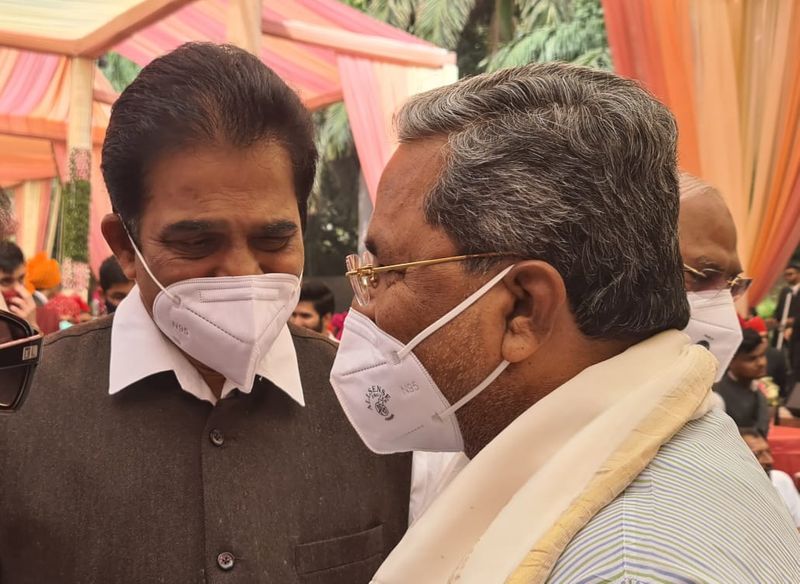 <p>ಮೈಸೂರು ಮೇಯರ್ ಚುನಾವಣೆಯಲ್ಲಿ ತಮಗೆ ಉಂಟಾಗಿರುವ ಹಿನ್ನೆಡೆ ಬಗ್ಗೆ ಹಾಗೂ ತಮ್ಮ ಹಿಂದ ಸಮಾವೇಶ ಮಾಡುವ ಬಗ್ಗೆಯೂ ಹೈಕಮಾಂಡ್ ಗಮನಕ್ಕೆ ತರುತ್ತಾರೆ ಅಂತಾ ಹೇಳಲಾಗಿತ್ತು. ಆದರೆ ಇಂದು ಯಾವುದೇ ಹೈಕಮಾಂಡ್ ನಾಯಕರನ್ನ ಭೇಟಿ ಮಾಡಲ್ಲ ಅಂತಾ ಸಿದ್ದರಾಮಯ್ಯ ಹೇಳಿರೋದು ಕುತೂಹಲ ಮೂಡಿಸಿದೆ.</p>