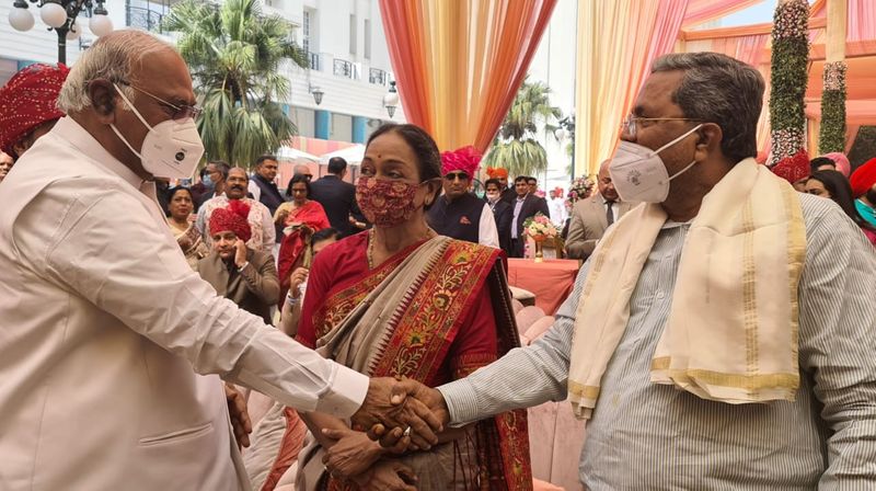 <p> ವಿವಾಹದ ಕಾರ್ಯಕ್ರಮದಲ್ಲಿ ಮಾಜಿ ಸಿಎಂ ಸಿದ್ದರಾಮಯ್ಯ ಅವರು ಮಲ್ಲಿಕಾರ್ಜುನ ಖರ್ಗೆ ಅವರನ್ನ ಭೇಟಿ ಮಾಡಿದರು.</p>