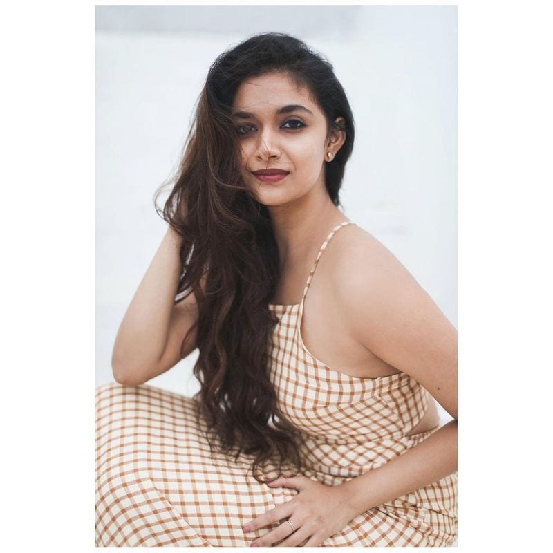 ఇక సౌత్ ఇండియాలోనే బిజీ హీరోయిన్ గా కీర్తి సురేష్ ఉన్నారు. ప్రస్తుతం కీర్తి చేతిలో అరడజనుకు పైగా చిత్రాలు ఉన్నాయి. తెలుగు, తమిళ, మలయాళ భాషలలో కీర్తి సురేష్ సినిమాలు చేస్తున్నారు.