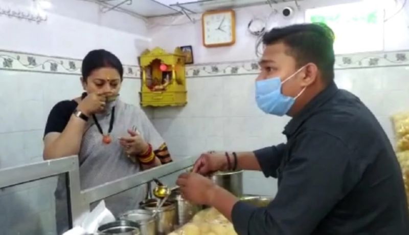 बता दें कि केंद्रीय मंत्री स्मृति ईरानी इसके पहले बनारसी की गलियों के कचौड़ियों और लंका पर जलेबी व लस्सी का भी स्वाद ले चुकी हैं। लंका में पहलवान लस्सी वाले और चाची के यहां जलेबी का आनंद पूर्व में काशी आगमन के वक्त ली हैं। जिसका भी वीडियो खूब वायरल हुआ था।