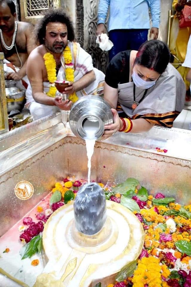 स्मृति ईरानी ने दुकानदार को स्वादिष्ट गोल गप्पे खिलाने के लिए धन्यवाद दिया। वहीं, वाराणसी आने पर उन्होंने काशी विश्वनाथ मंदिर जाकर दर्शन-पूजन भी की।
