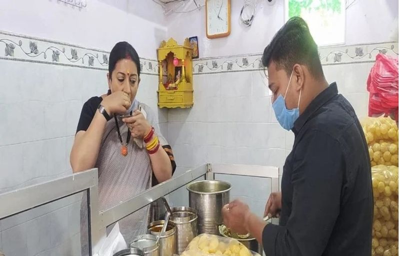 अमेठी से बीजेपी सांसद और केंद्रीय मंत्री ईरानी अपने स्ट्रीट फूड के शौक की वजह से सुर्खियों में रहती हैं। पीएम नरेंद्र मोदी के संसदीय क्षेत्र वाराणसी पहुंचने पर भी कुछ ऐसा ही किया। 