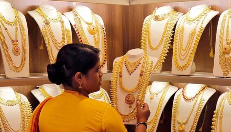 <p>ಇದರಿಂದಾಗಿ ಚಿನ್ನದ ದರ ಸಾರ್ವಕಾಲಿಕ ದಾಖಲೆ ಸೃಷ್ಟಿಸಿತ್ತು.</p>