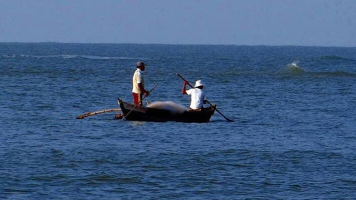 Sri Lankan Navy arrested 24 Indian fishermen.. Seized five trawlers.. Sri Lankan Navy arrested 24 Indian fishermen.. Seized five trawlers..