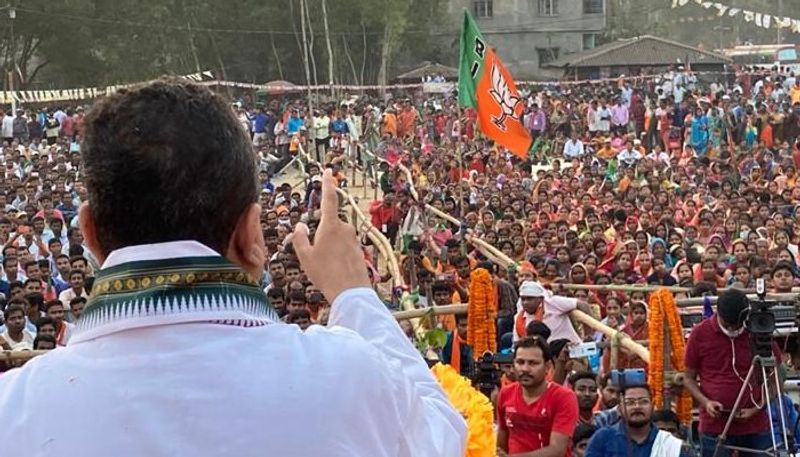 <p> বাম কংগ্রেস ব্রিগেড নিয়ে বিজেপি নেতা শুভেন্দু অধিকারীর তীব্র কটাক্ষ। তিনি বলেন রাজ্যের মুখ্যমন্ত্রী হবেন মহম্মদ সেলিম, উপমুখ্যমন্ত্রী হবেন আব্বাস সিদ্দিকী,বামপন্থী রা সাবধান, আপনাদের ধর্মনিরপেক্ষতার বুলি আর চলবেনা। <br />
</p>