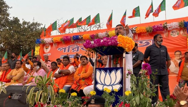 <p>দাঁতনের নীলদার জনসভা থেকে বাম-কংগ্রেস জোট ও তৃণমূল কংগ্রেসের বিরুদ্ধে একযোগে আক্রমণ করলেন বিজেপি নেতা শুভেন্দু অধিকারী। পশ্চিম মেদেনীপুরে এটাই ছিল তাঁর প্রথম প্রচার সভা।<br />
</p>