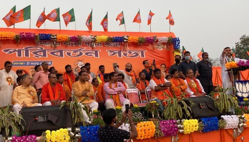 <p>টিএমসি মহিলাদের কাছে গিয়ে শুড়শুড়ি দিচ্ছে ৷ বলছেন নেত্রী বাংলার মেয়ে ৷ উনি বাংলাদেশের অনুপ্রবেশকারিদের ফুফু, রোহিঙ্গাদের খালা ৷ উনি বাংলার মেয়ে নন ৷ সব চেয়ে সর্বনাশ মহিলাদের ক্ষতি করেছেন মমতা বন্দোপাধ্যায় ৷সাড়ে ৯ বছর পরে দুয়ারে সরকার নয়, যমের দুয়ারে সরকার, এখন তো দুয়ারে সিবিআই ৷ রীতিমত কটাক্ষের সুরে বলেন শুভেন্দু অধিকারী। <br />
</p>