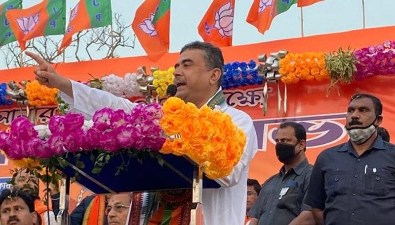<p style="text-align: justify;"><strong>ভোঁতা বহিরাগত তত্ত্ব</strong></p>
<p style="text-align: justify;">আসন্ন নির্বাচনে বিজেপিকে ঠেকাতে তৃণমূল কংগ্রেসের সবচেয়ে বড় অস্ত্র 'বহিরাগত' তত্ত্ব। বঙ্গ বিজেপি এতদিন ক্যারিশম্যাটিক বাঙালি মুখের অভাব ছিল। দিলীপ ঘোষ-কে বাদ দিলে বাকি জনমোহিনী নেতাদের আনতে হতো দিল্লি থেকে। এখন, জঙ্গলমহলে শুভেন্দু অধিকারী, হাওড়ায় রাজীব বন্দ্যোপাধ্যায়দের মতো নেতারা গেরুয়া শিবিরে চলে আসায়, তৃণমূলের এই প্রচার অনেকটাই ভোঁতা হয়ে গিয়েছে। এমনকী নন্দীগ্রামে এখন মমতা বন্দ্যোপাধ্যায়কেই বহিরাগত তকমা পেতে হচ্ছে।</p>