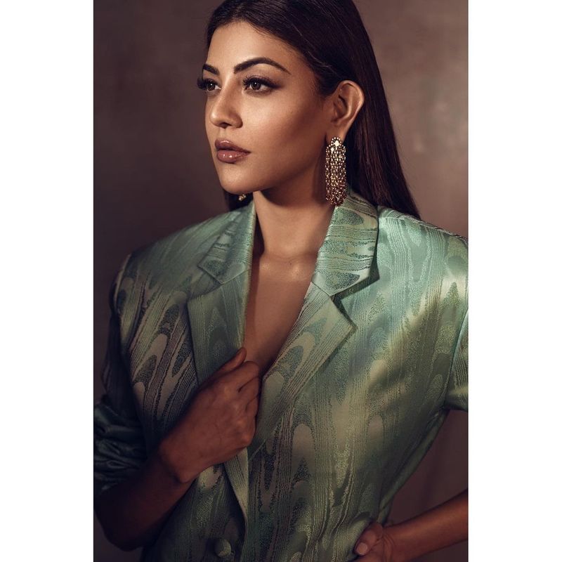 లూజ్ హెయిర్.. లైట్ గ్రీన్ కోటు, ప్యాంటు ధరించిన కాజల్ సెక్సీ ఫోటో షూట్ చేశారు. జెంటిల్ లుక్ లో కూడా హీటెక్కించేలా ఆమె ఫోటోలు ఉన్నాయి.