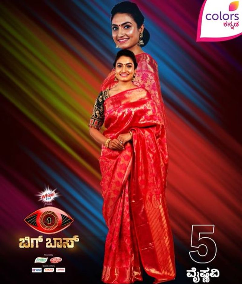 <p>ಸನ್ನಿಧಿ ವೈಷ್ಣವಿ ಗೌಡ; ಅಗ್ನಿ ಸಾಕ್ಷಿ ಧಾರಾವಾಹಿ ಮೂಲಕ ಅಪಾರ ಅಭಿಮಾನಿಗಳನ್ನು ಸಂಪಾದನೆ ಮಾಡಿರುವ ವೈಷ್ಣವಿ ಗೌಡ ಮನೆಯೊಳಕ್ಕೆ ಕಾಲಿಟ್ಟಿದ್ದಾರೆ. ಸೋಶಿಯಲ್ ಮೀಡಿಯಾದಲ್ಲಿ ಬೋಲ್ಡ್ ಪೋಟೋಗಳನ್ನು ಶೇರ್ ಮಾಡಿಕೊಳ್ಳುತ್ತಿದ್ದರು.</p>