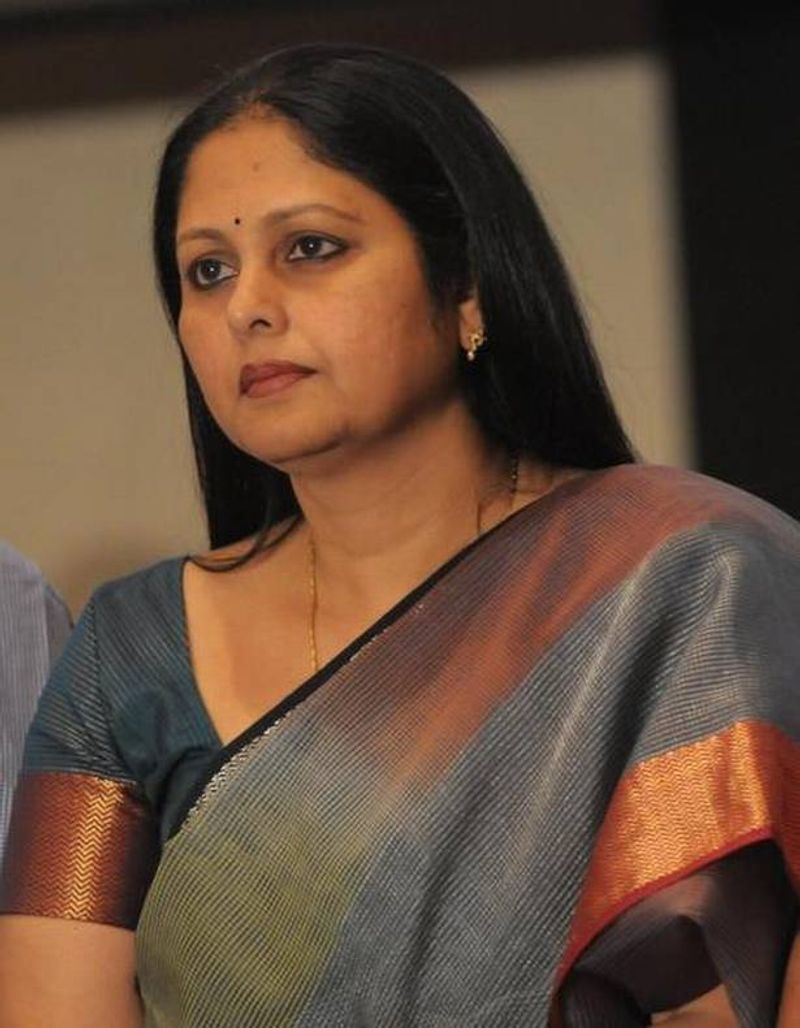 ఇక 90ల నుండి జయసుధ క్యారెక్టర్ ఆర్టిస్ట్ గా మారిపోయారు. హీరో, హీరోయిన్ తల్లి, అత్తా, వదిన వంటి పాత్రలకు పరిమితం అయ్యారు. ఇప్పటికి కూడా టాలీవుడ్ లో హాట్ ఫేవరేట్ క్యారెక్టర్ ఆర్టిస్ట్ గా ఆమె ఉన్నారు.