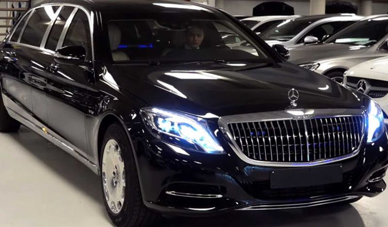 <p>बात अगर मुकेश अंबानी की कारों की करें, तो अभी कुछ दिन पहले ही उन्होंने Mercedes Benz 660 Guard खरीदी है। इस कार पर स्टील की गोलियों का भी कोई असर नहीं होता है। साथ ही ये बेहद नजदीक से हुए हमले और यहां तक की ब्लास्ट के धमाके को भी झेल सकता है। </p>